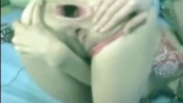 Juggy Milf Rain DeGrey bestraft französische pornovideos die Muschi eines gekreuzigten jungen Kükens