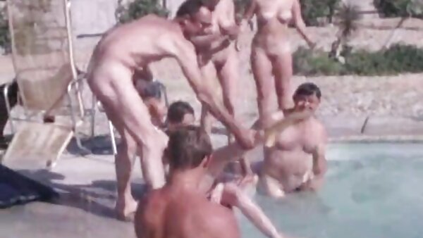 Verlockende suche kostenlose pornovideos lesbische Darbietung über dem Pool
