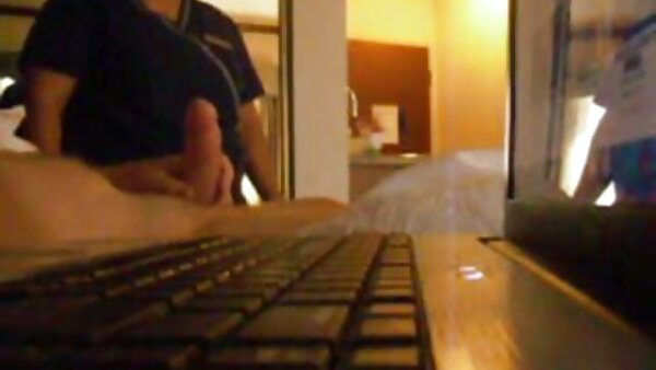 Wunderschöne langbeinige pornovideos gratis ansehen dunkelhaarige Transe in Netzstrümpfen wird hart anal gefickt