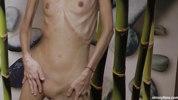 Die hellhaarige Schönheit Anjelica versorgt den pornovideos lesben Kerl mit einem fantastischen Blowjob